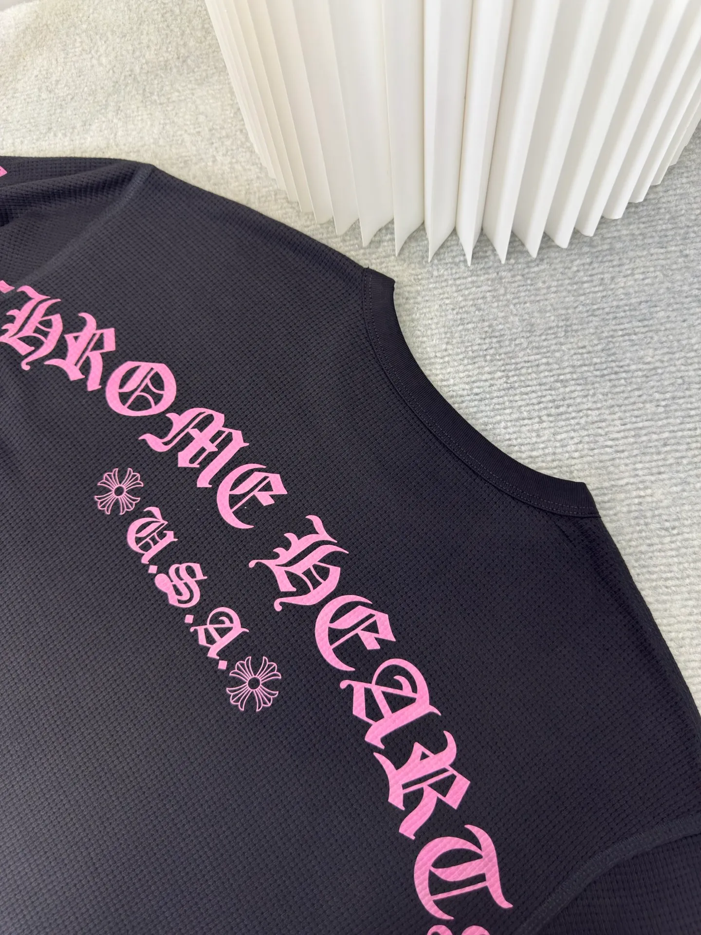 P330 Chrome Heart limited black pink waffle. The fabric is made of 280g cotton waffle double-layer material. The printing is made of high-temperature heat transfer for garments. The embroidery is made of imported Tajima embroidery. Size S M L